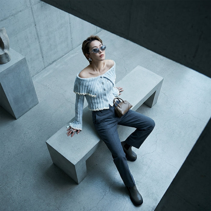 Cardigan tricoté noir femme, style K-fashion minimaliste. Idéal pour un look urbain chic.