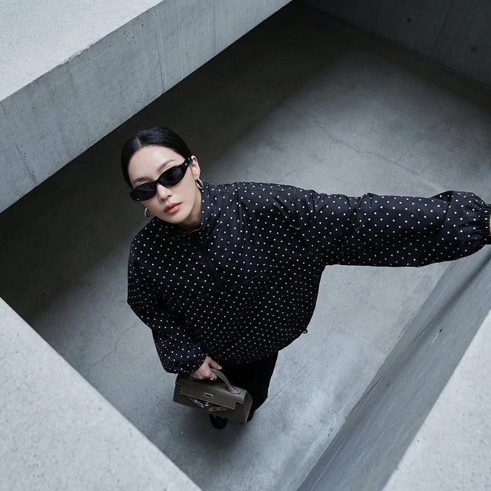 Veste loose à demi-zip à pois, style streetwear coréen. Idéale pour un look décontracté.