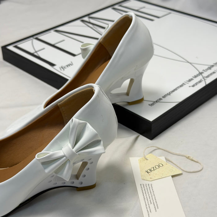 Pegged bow leather shoes
