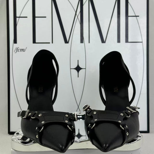 Pointed-toe high heels with a sophisticated style