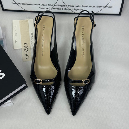 Pointed-toe low-heeled high heels
