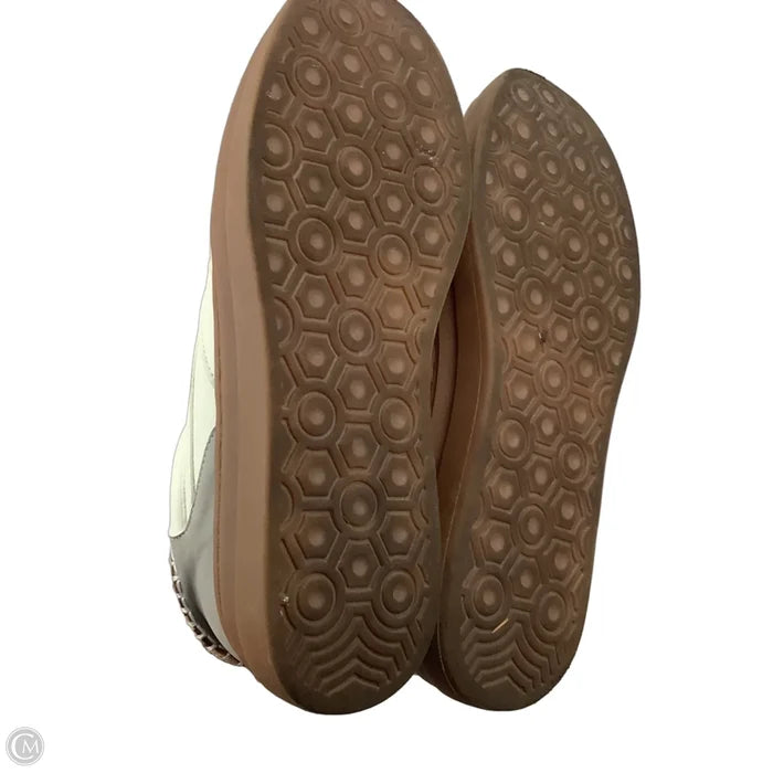 Shoes Sneakers By Clothes Mentor In Cream & Grey, Size: 10