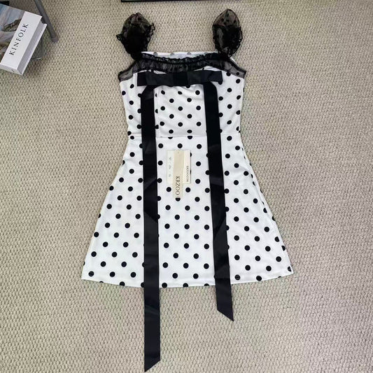 Square-necked bow netted fitted dress